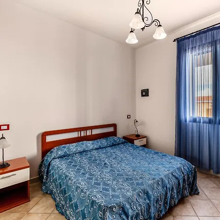 A 150 Meter Long Mare, 2 Fish Appartement